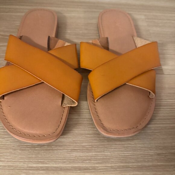 Universal Thread Crisscross Slides (Tan/Orange) – Size 9 - Picture 2 of 4